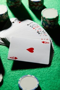 Live dealer Texas Hold'em Bonus table at sogoslot, showing croupier dealing cards and player interface on mobile device