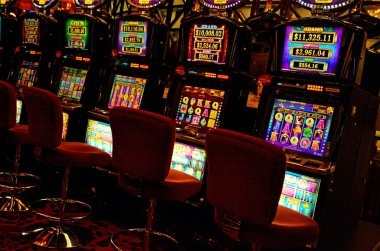 Texas Hold'em Bonus table lobby showing multiple dealer tables and table limits